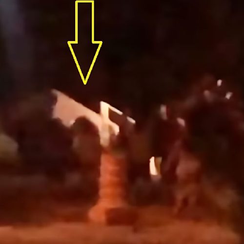 Picape cai em vala e chama atenção de moradores no bairro Vivendas do Parque em Brumado