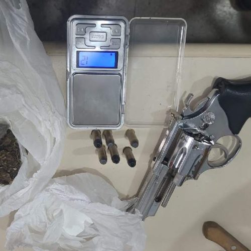 Polícia Civil apreende drogas e arma de calibre restrito durante operação em Brumado