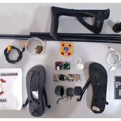 Polícia Penal prende mulher com droga escondida em muleta em Salvador