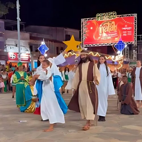 Praça Coronel Zeca Leite encerra Natal de Brumado com espetáculo das escolas municipais