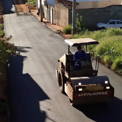 Prefeito Fabrício Abrantes comemora avanço do asfaltamento no bairro Olhos D’Água em Brumado