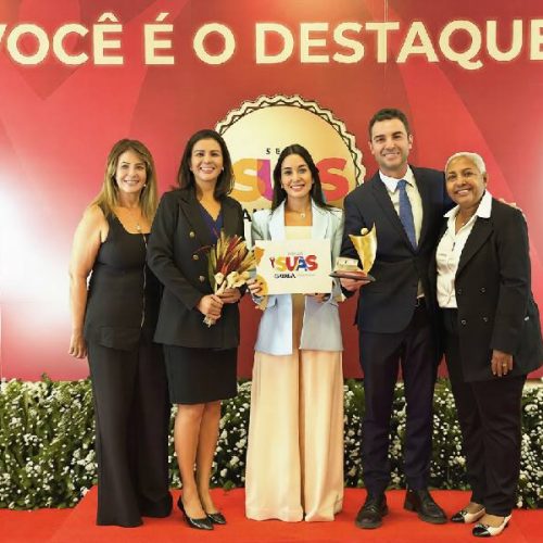 Prefeito Fabrício Abrantes, primeira-dama Abiara e SESOC recebem Menção Honrosa do Selo SUAS Bahia