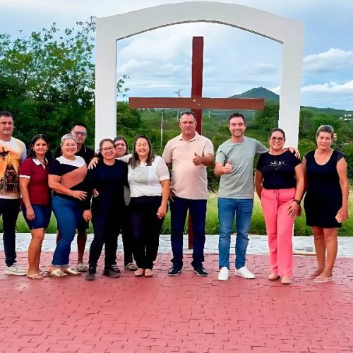 Prefeito Fabrício Abrantes vistoria obras da nova praça de Lagoa Funda ao lado do vereador Palito