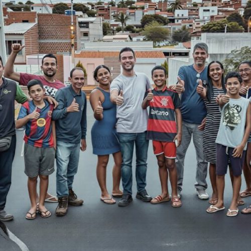 Prefeito acompanha obras e moradores celebram asfaltamento em Brumado