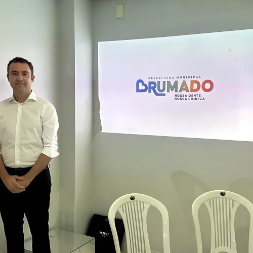 Prefeito de Brumado assina decreto que garante abono salarial a profissionais da educação