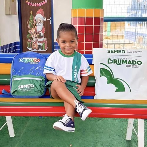 Prefeitura de Brumado inicia entrega de fardamentos e garante kits completos a alunos da rede municipal