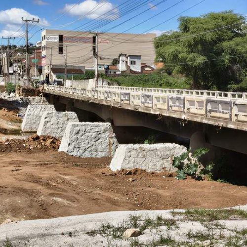 Prefeitura diz que obra da ponte sobre o Rio do Antônio segue no prazo em Brumado