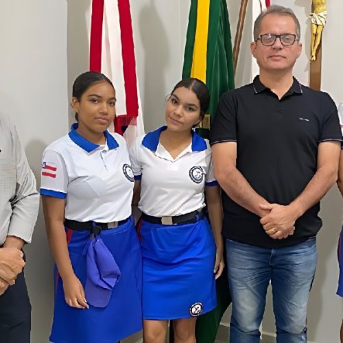 Presidente da Câmara de Guanambi recebe estudantes e discute projeto de formatura do 9º ano