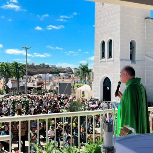 Procissão com 404 carros de bois reúne fiéis na Festa de Senhora Sant’Ana em Caetité
