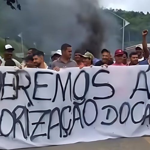 Produtores bloqueiam BR-101 no sul da Bahia contra importação de cacau africano