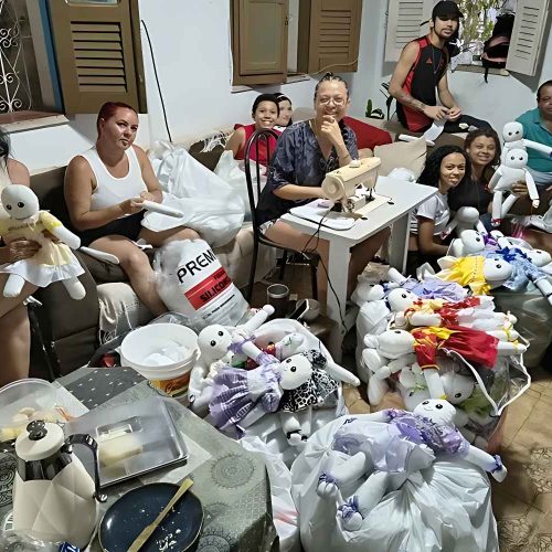 Projeto social em Brumado distribui bonecas artesanais para crianças carentes de Salvador e Barretos