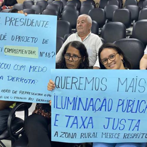 Protesto contra aumento da iluminação pública na Câmara de Brumado