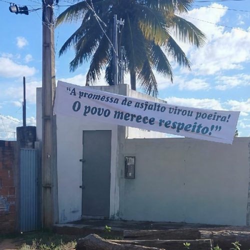 Protesto marca entrega de máquina e moradores cobram asfalto prometido em Caculé