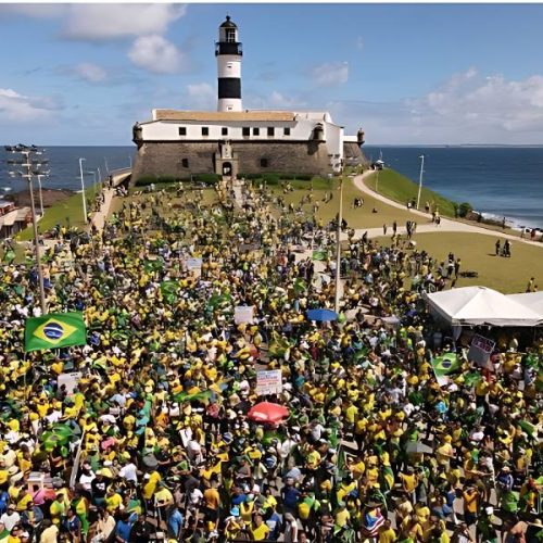 Protesto no Farol da Barra reúne apoiadores de Bolsonaro e amplia críticas ao governo Lula e ao STF
