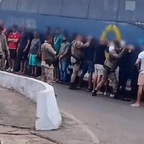 Revista policial chama atenção de passageiros e pedestres em Valença
