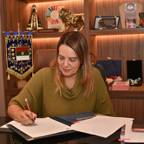 Sheila sanciona lei que corta pela metade taxa de esgoto em Vitória da Conquista