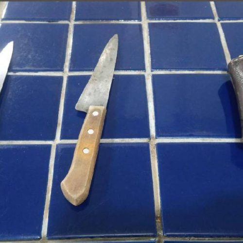 Surto de violência termina com homem detido após ameaçar namorada e sogro com facas em Brumado