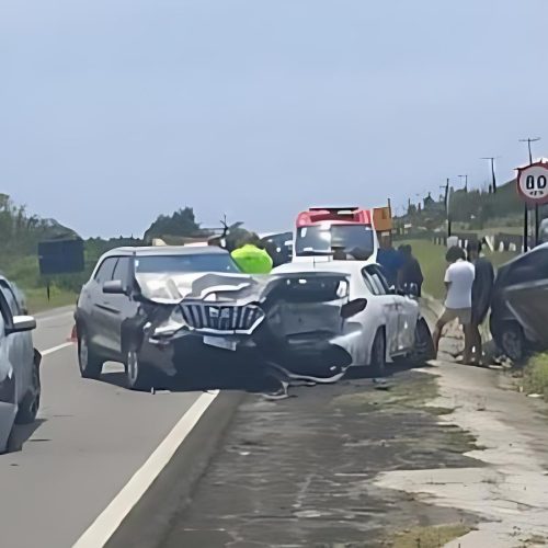 Suspeita de embriaguez: condutor provoca colisão em massa na BA-099 e deixa rastro de destruição