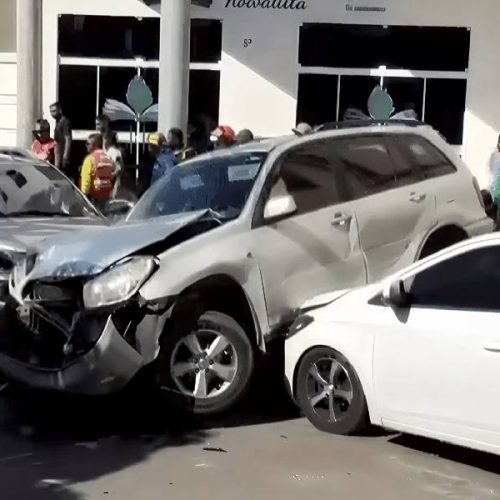 Suspeita de embriaguez termina em batida com cinco veículos e motorista é levado à delegacia em Guanambi