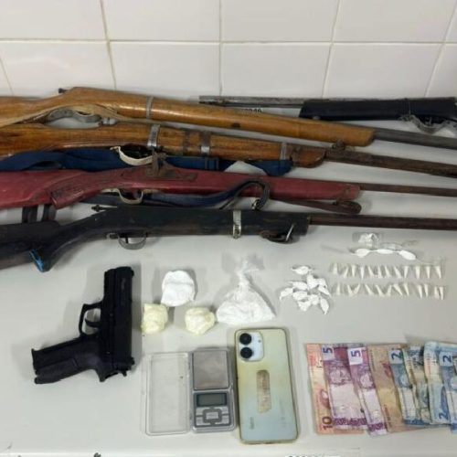 Suspeito de tráfico é preso com drogas, armas artesanais e simulacro em Igaporã