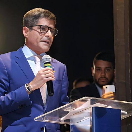 Tarcísio ganha força enquanto Neto tenta se afastar de Bolsonaro na Bahia