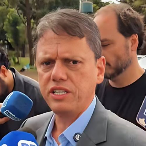 Tarcísio reafirma candidatura em SP após visita a Bolsonaro e se diz “parte do time”
