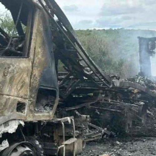Carreta pega fogo e causa congestionamento de horas na BR-116 em Jaguaquara