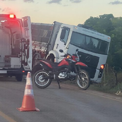 Técnica de enfermagem fica ferida após acidente entre caminhão e moto em Dom Basílio
