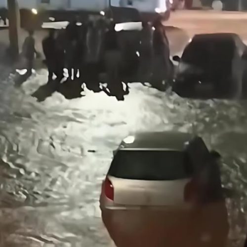 Temporal causa enxurradas e arrasta veículos em Macaúbas