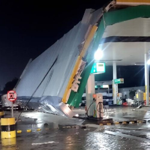 Temporal com ventos fortes causa destruição e deixa bairros sem energia em Eunápolis