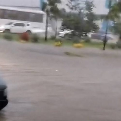 Temporal transforma avenida em rio e assusta moradores em Vitória da Conquista