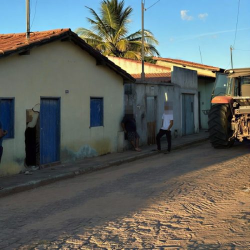 Trator desgovernado atinge casa, e motorista é levado à delegacia em Palmas de Monte Alto