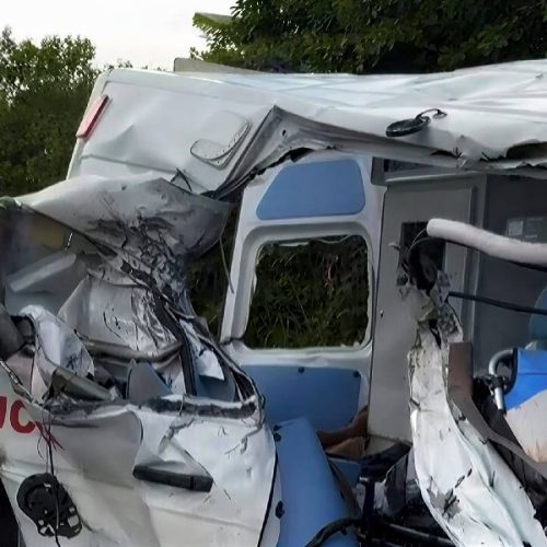 Três morrem após ambulância colidir com caminhão na BR-101, no sul da Bahia