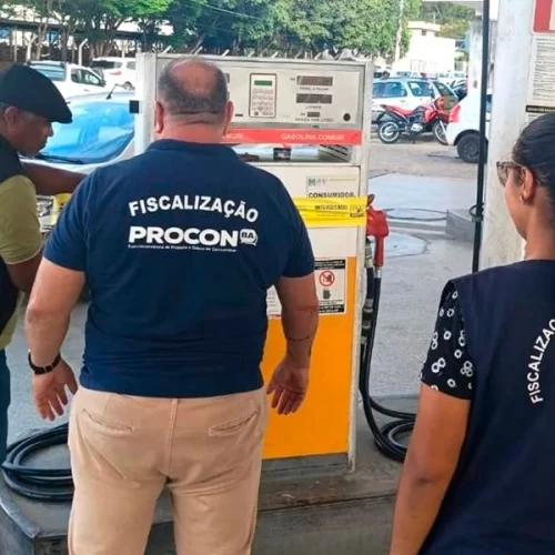 Três postos de gasolina são interditados após operação flagrar fraudes em bombas