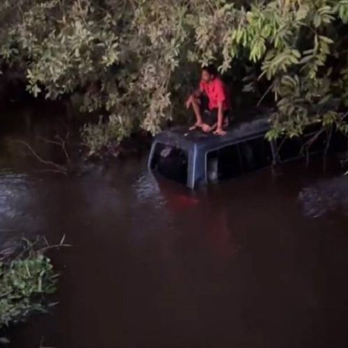 Van escolar com 11 estudantes perde freios e cai em rio na Bahia