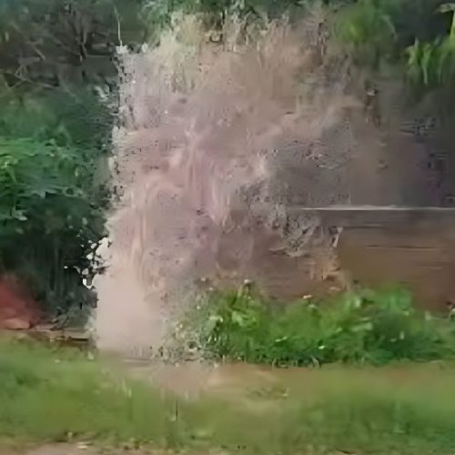 Vazamento gigante da Embasa alaga avenida e causa transtornos em Brumado