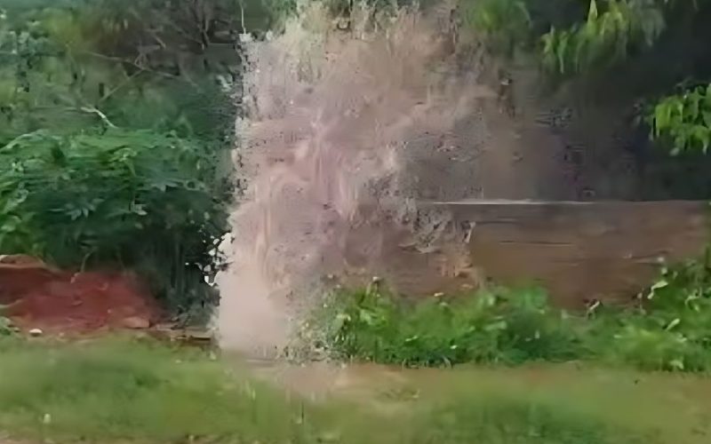 Vazamento gigante da Embasa alaga avenida e causa transtornos em Brumado