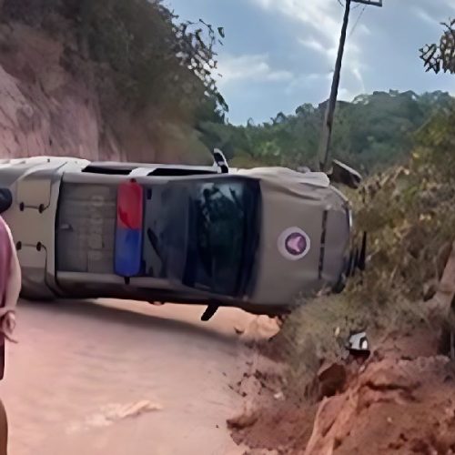 Viatura da PM tomba em estrada entre Arraial d’Ajuda e Trancoso durante patrulhamento