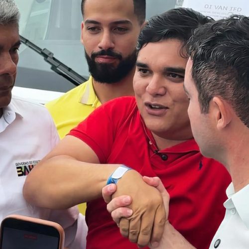 Vitor Bonfim critica Eduardo Vasconcelos e elogia Prefeito Fabrício Abrantes durante agenda em Brumado
