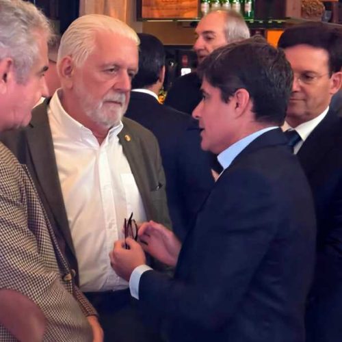 Wagner surpreende ao cumprimentar ACM Neto, Roma e Coronel em jantar político na Bahia