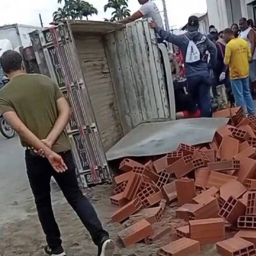 Motorista fica preso às ferragens após caminhão tombar em rua de Itambé