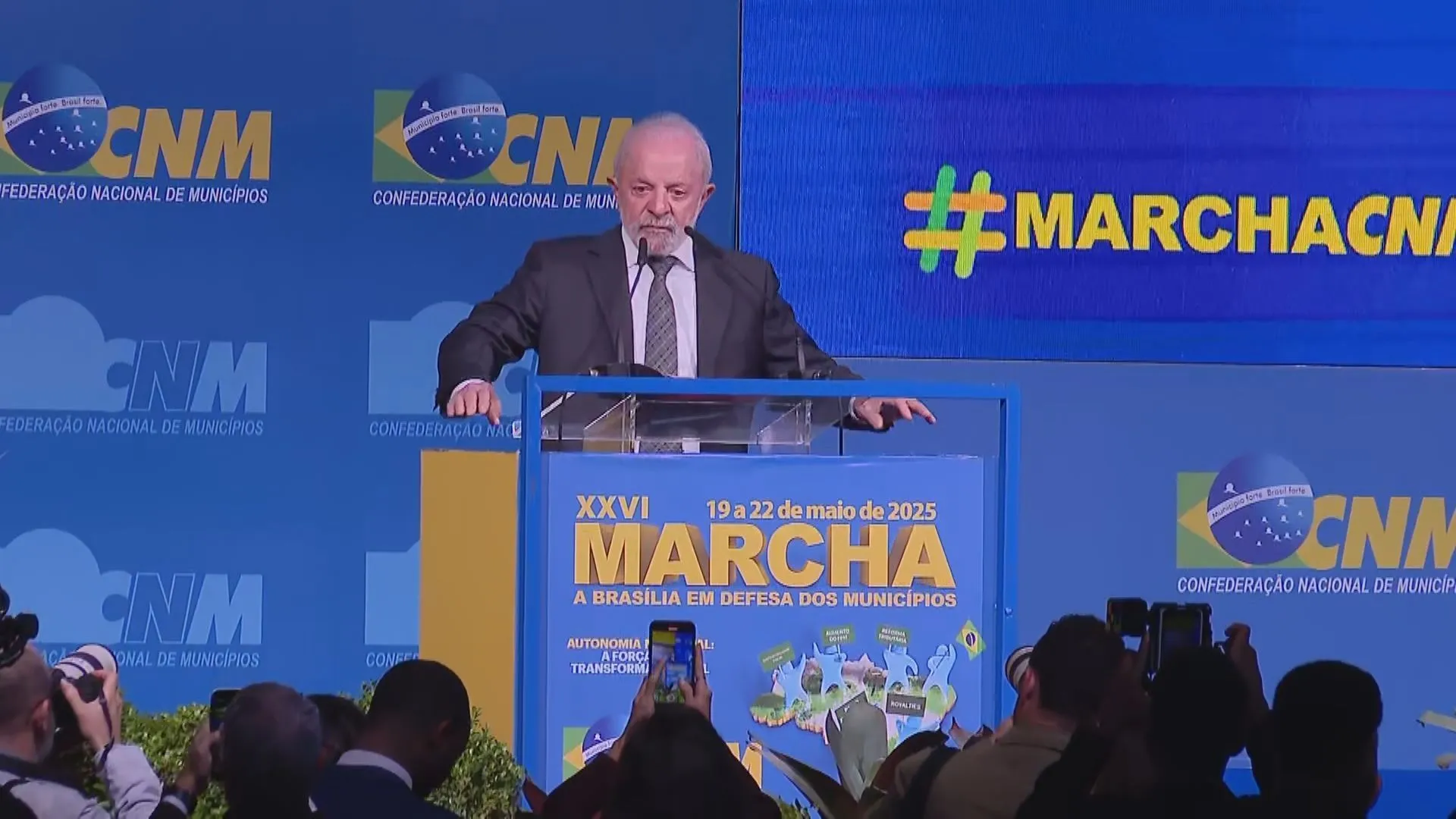 Lula é recebido com vaias na Marcha dos Prefeitos