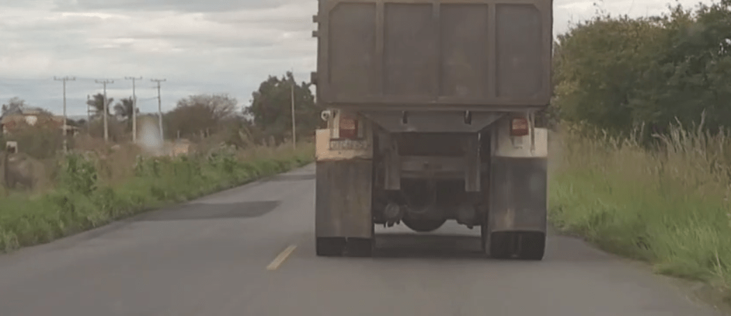 Caçamba é flagrada transportando barro sem lona; caminhão tem logomarca da Prefeitura