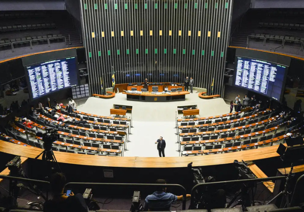 Câmara instala comissão para análise de projeto que regulamenta IAs no Brasil