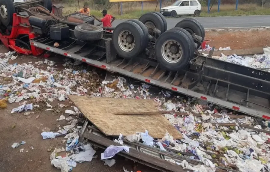Caminhão carregado de maracujá tomba em Brumado