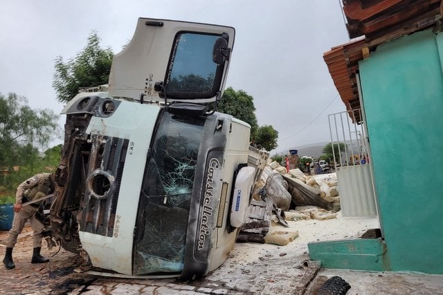 Carreta carregada de cimento perde freio e passa por cima de carro em Maracás