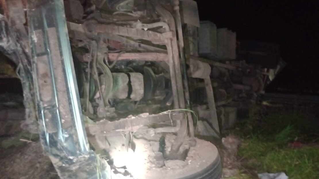 Carreta tomba na famosa Curva da Morte na BR-030 em Guanambi