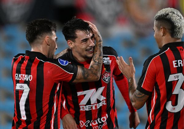 Com golaço de Claudinho, Vitória bate o Cerro Largo e segue vivo na Sul-Americana