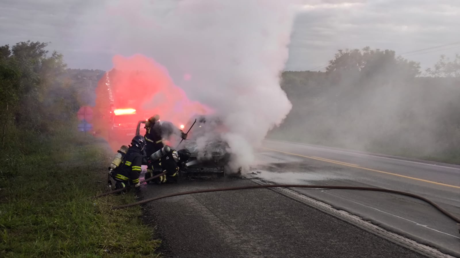 Carro é tomado pelas chamas em Vitória da Conquista; veja o que fazer em casos assim