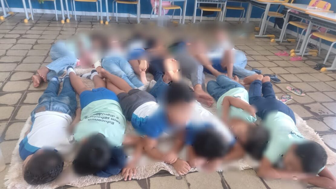 Imagens mostram crianças dormindo no chão em creche integral da cidade de Pindaí, vereador denuncia situação